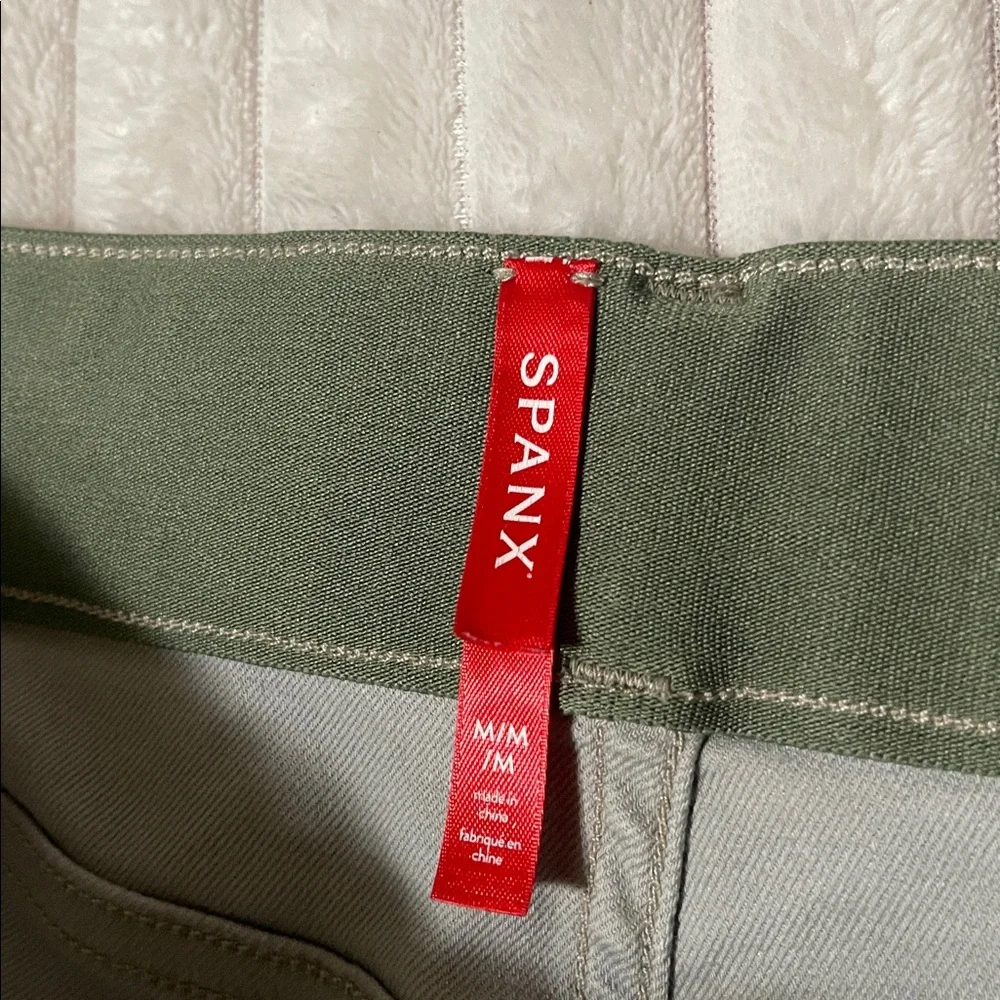 SPANX Camouflage Stretch Twill Shorts | Size Medium - Picture 2 of 4